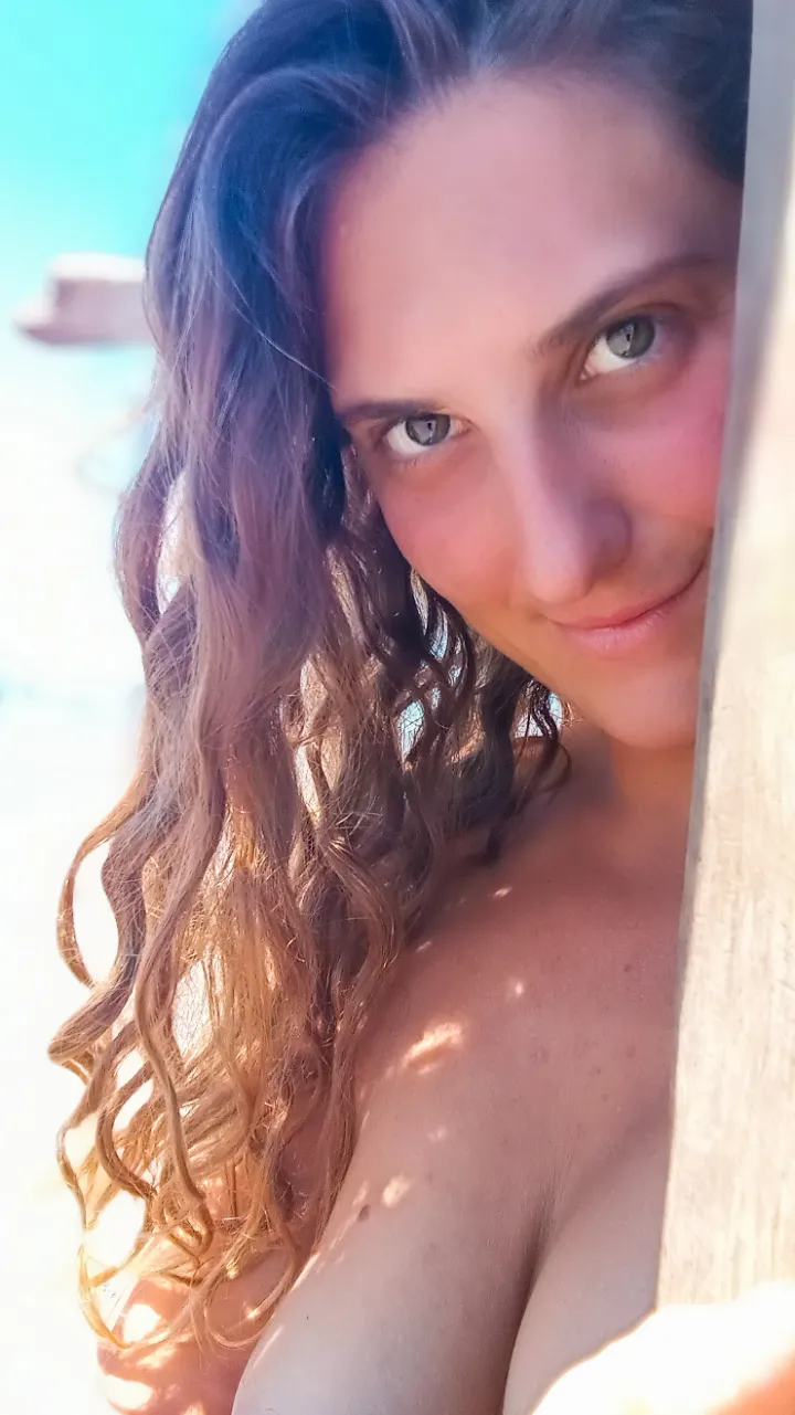 Hide from the sun under the palapa with me? ☀️