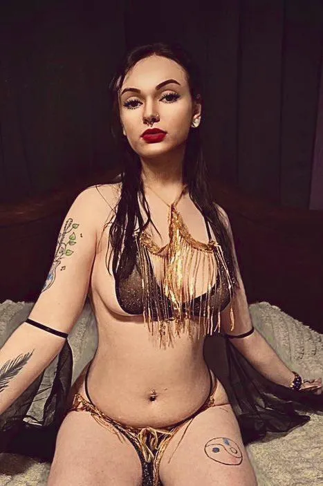 I love looking down upon my slaves👸🏻