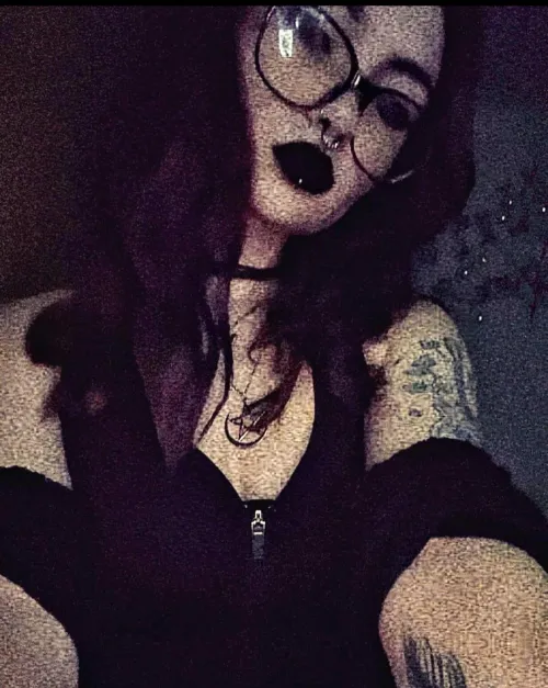 I want you down under my feet begging me to allow you to send 🫦