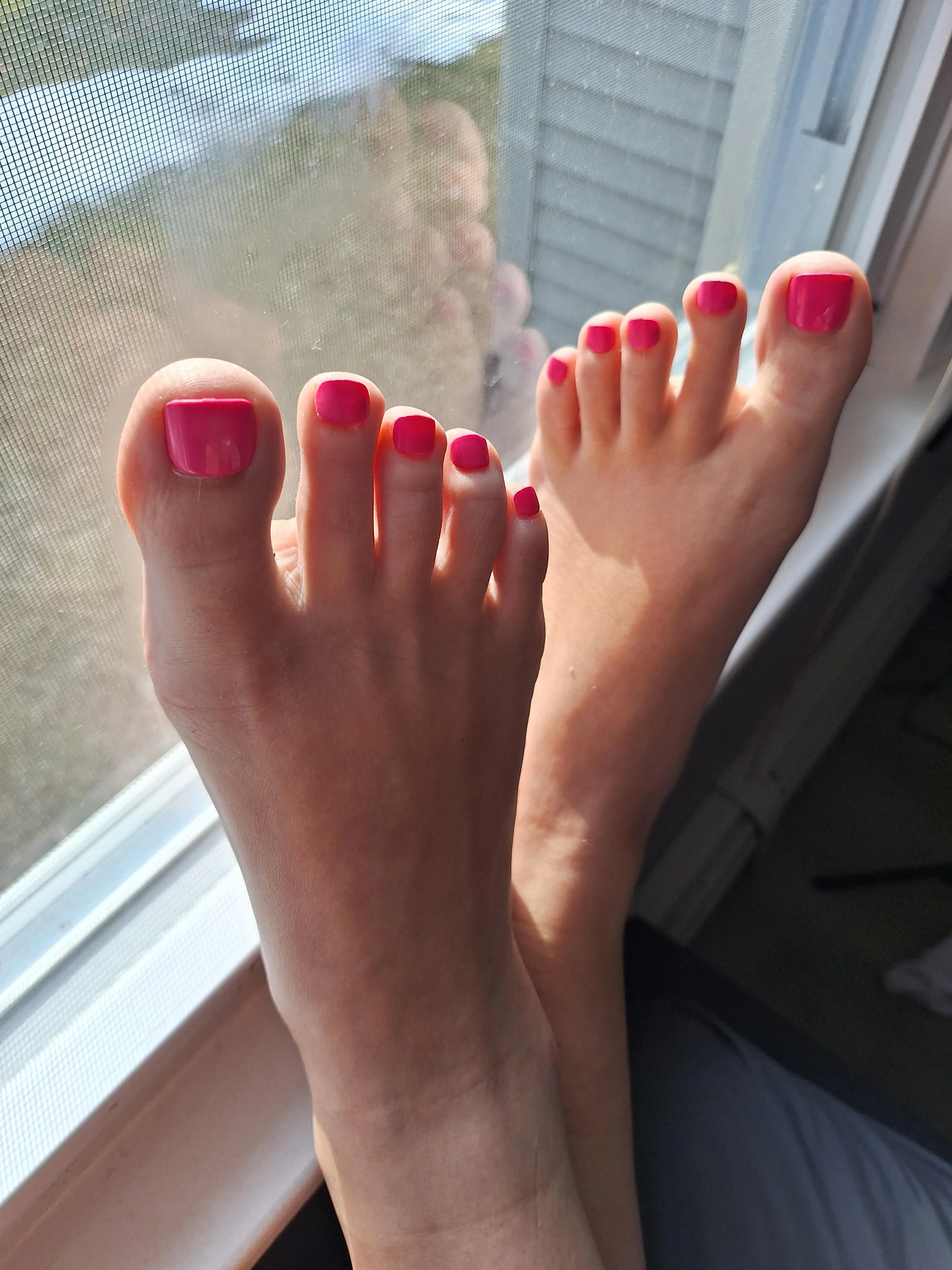 Long pink toes soaking up the sun ☀️