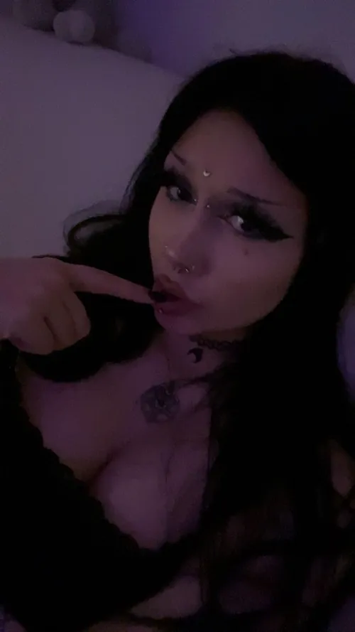 looking for an [online] daddy to take care of my bills :(