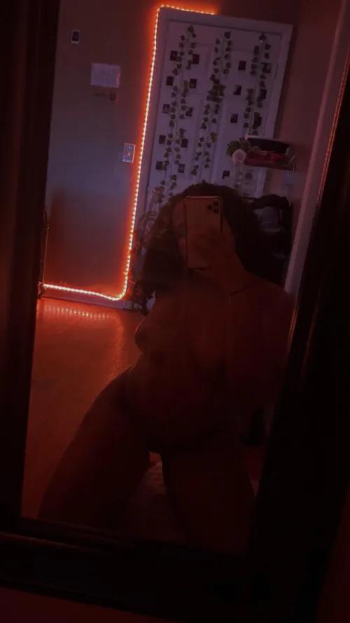 mommy’s craving an intense sph or degradation session. super horny rn😩🫦 let’s see who’s weak enough to inbox