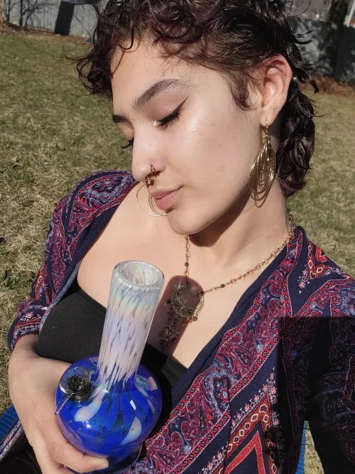 Sitting here, high as hell, knowing I look good and life is easy.