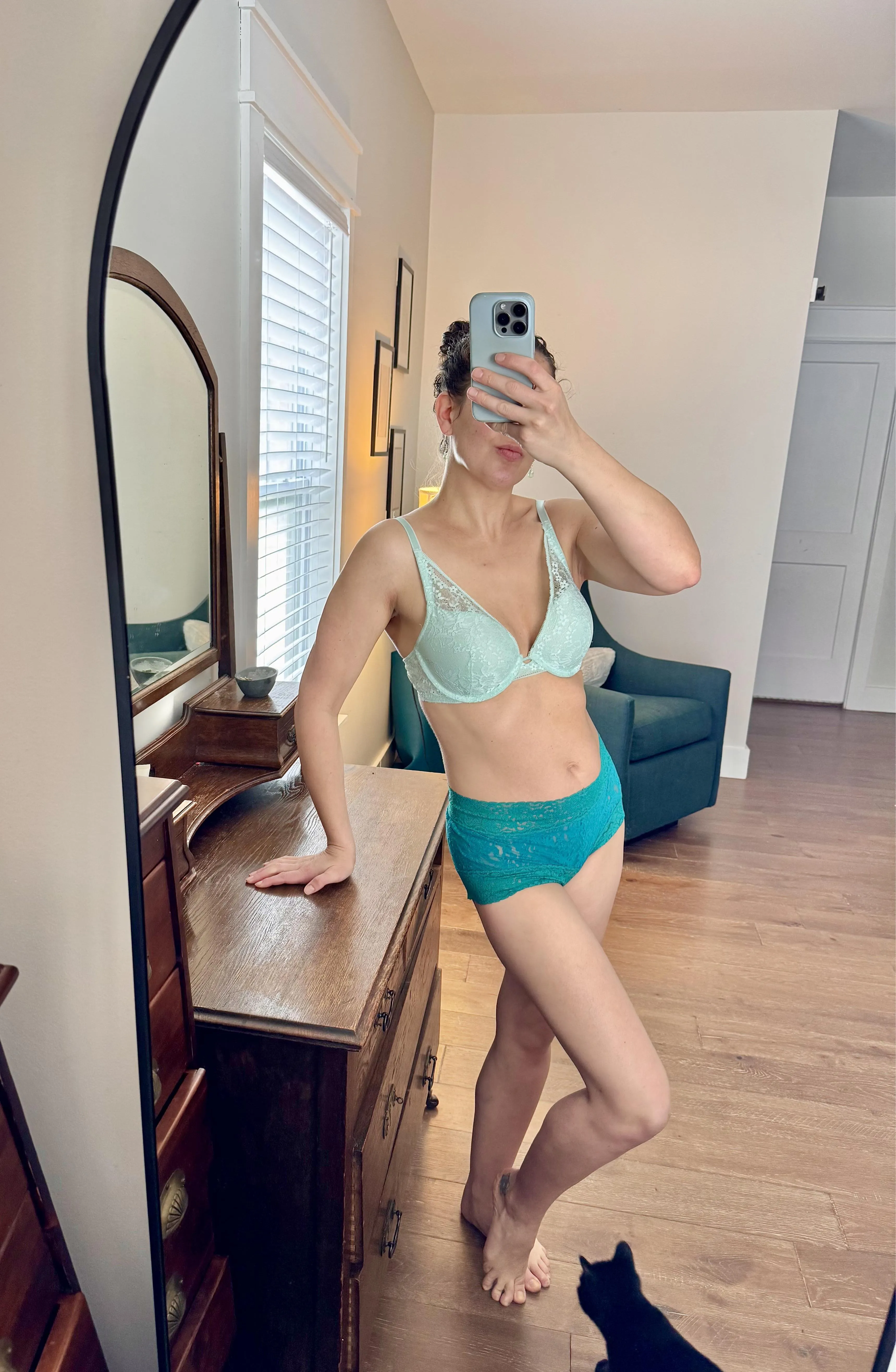 Wife sending selfies during work [36yo]