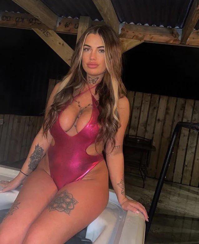 Would love to join her in the hot tub