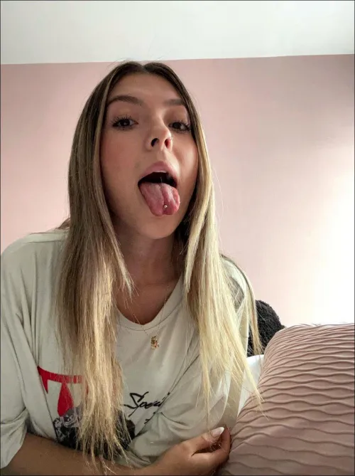 18yo 4'9 90lbs latina thot at your service<3