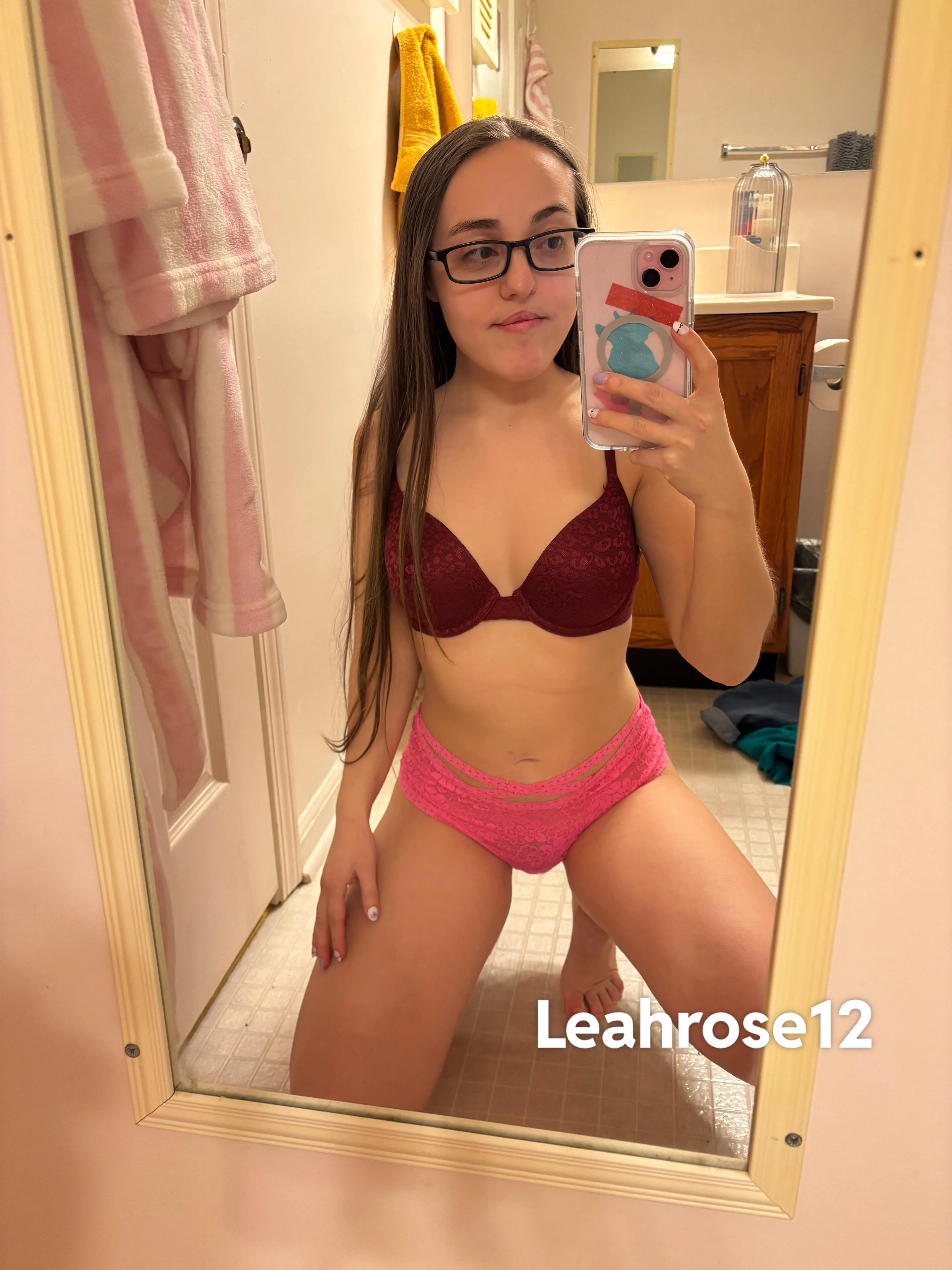 4’8 petite do you think you can carry me? 💕