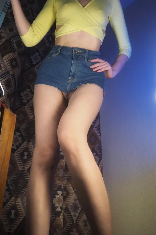 Can't wait for summer season to wear those tiny shorts and braless top^^