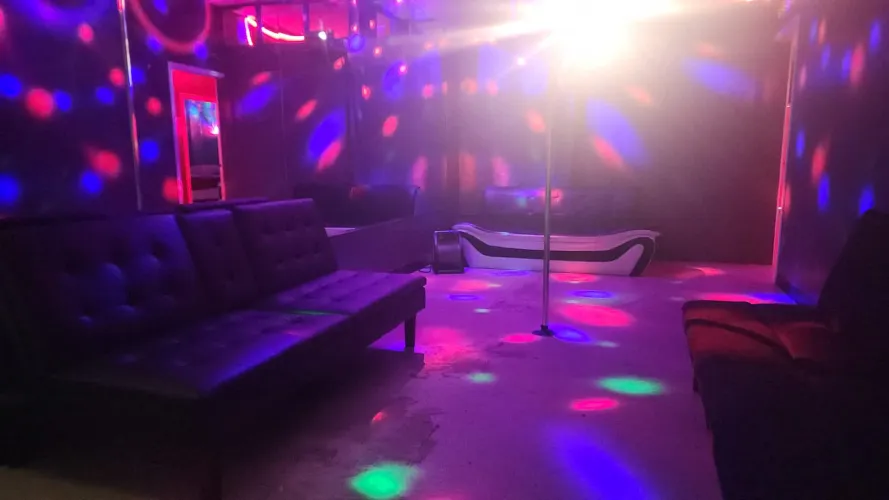 Don't miss out on the fun going down about time someone come bless the pole at luna's Boutique right now..couple's and lady's free.males show up..party still going on..we staying up late..