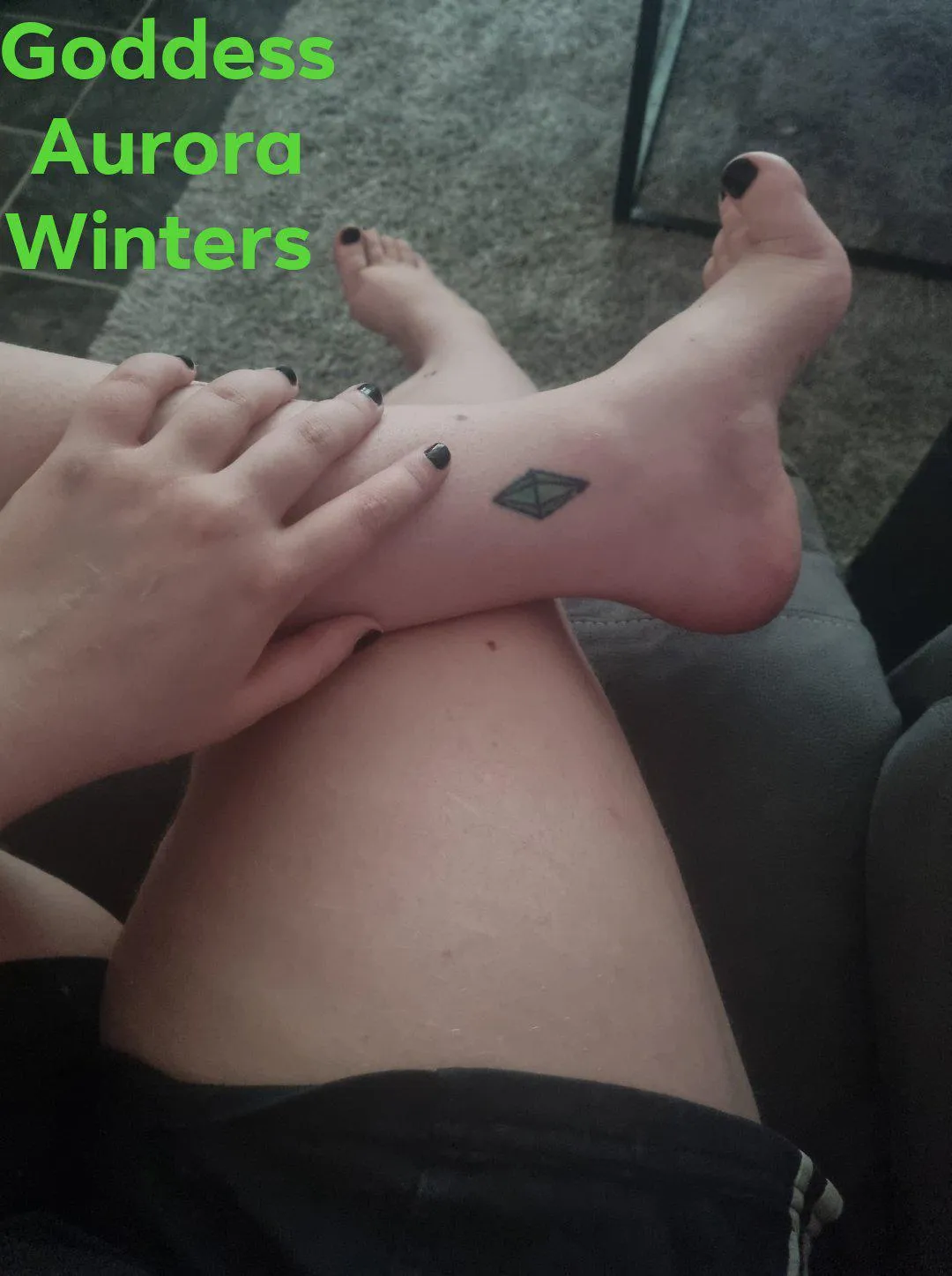 Ehmm hello?? I am waiting for you for you my pet, hurry up and send so you can sniff and lick mommys feet 😘🖤