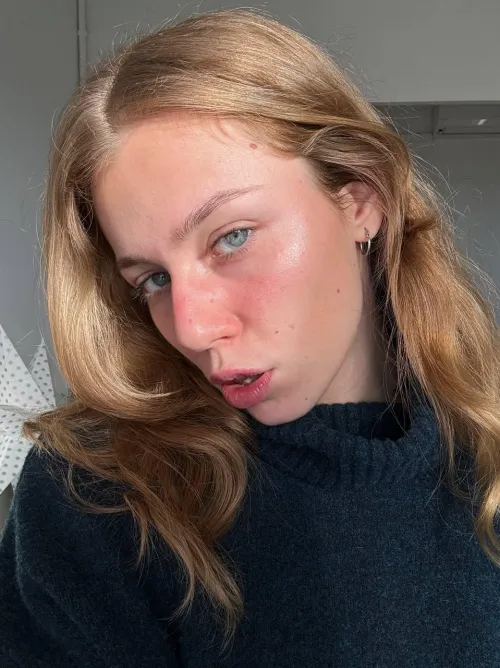 I feel do sexy in my curly hair today