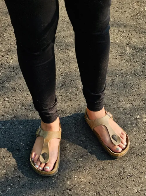 I love teasing the neighbors with these toes while I'm out for a walk 😉