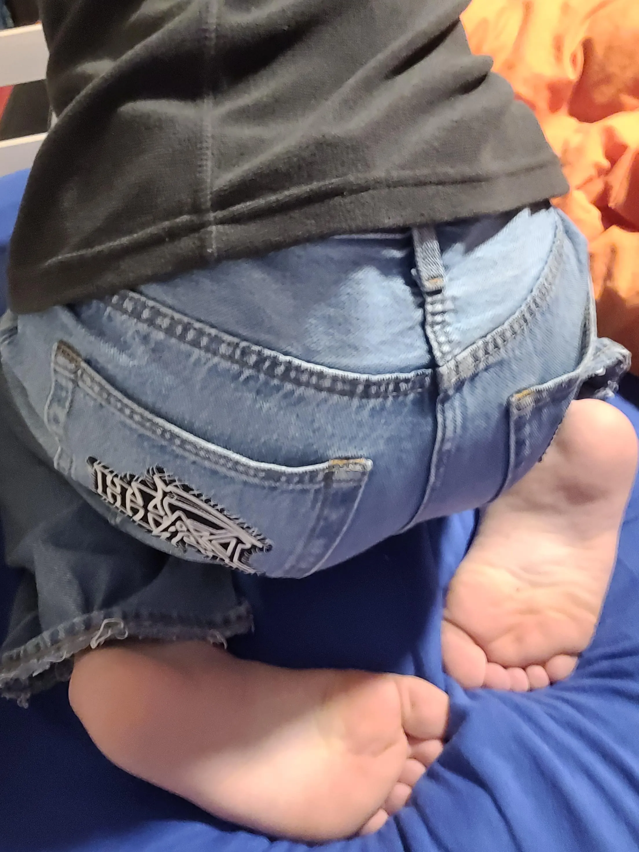 i wish someone would just cum on my soles :3