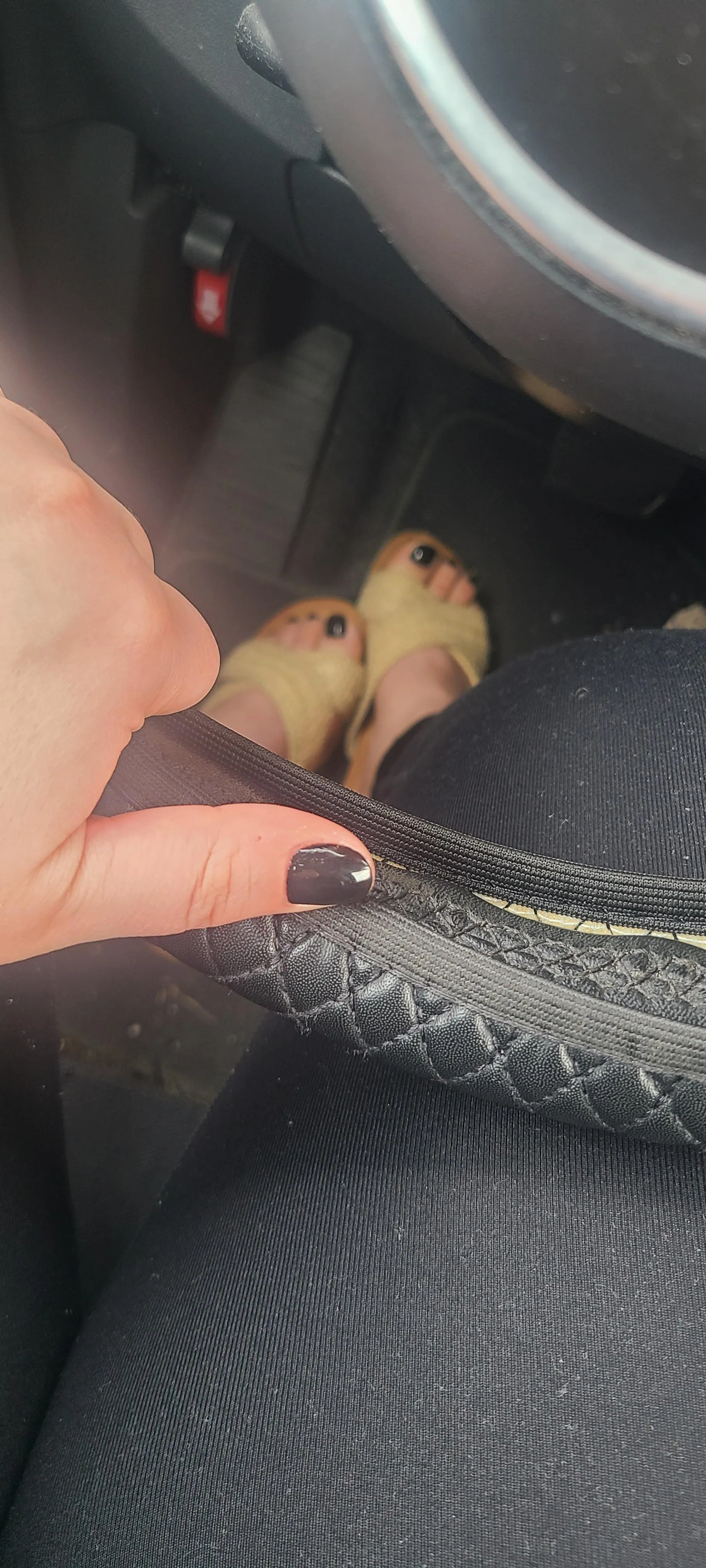 On my way to pick up my coffee ☕️ Mommy deserves a surprise send 💸 show me you're a good boy who listens to instructions 🐷💵👸🏻[findom]