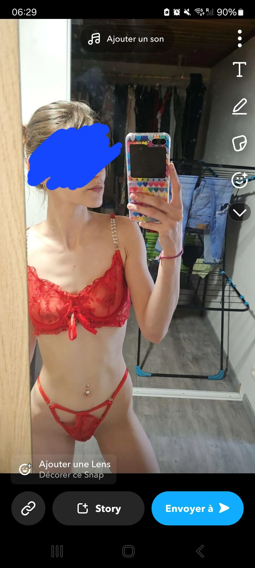 Si vous voulez voir des petits tetons sur un petit corps de salope, venez dm