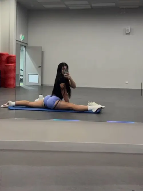 Splits perk the booty up x (oc)