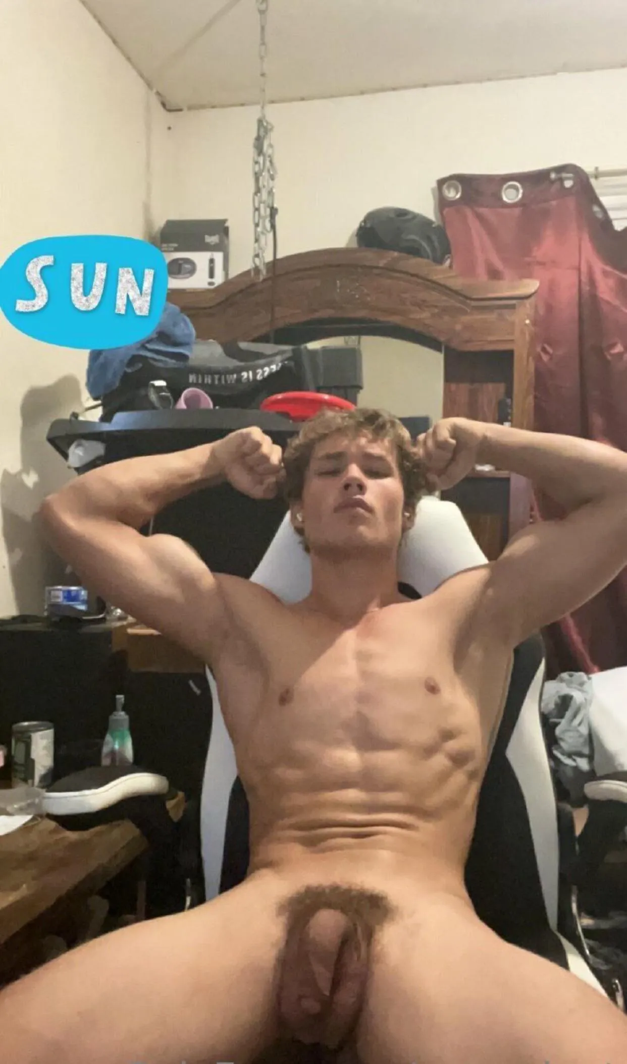 Who loves a flexing jock 😈😈