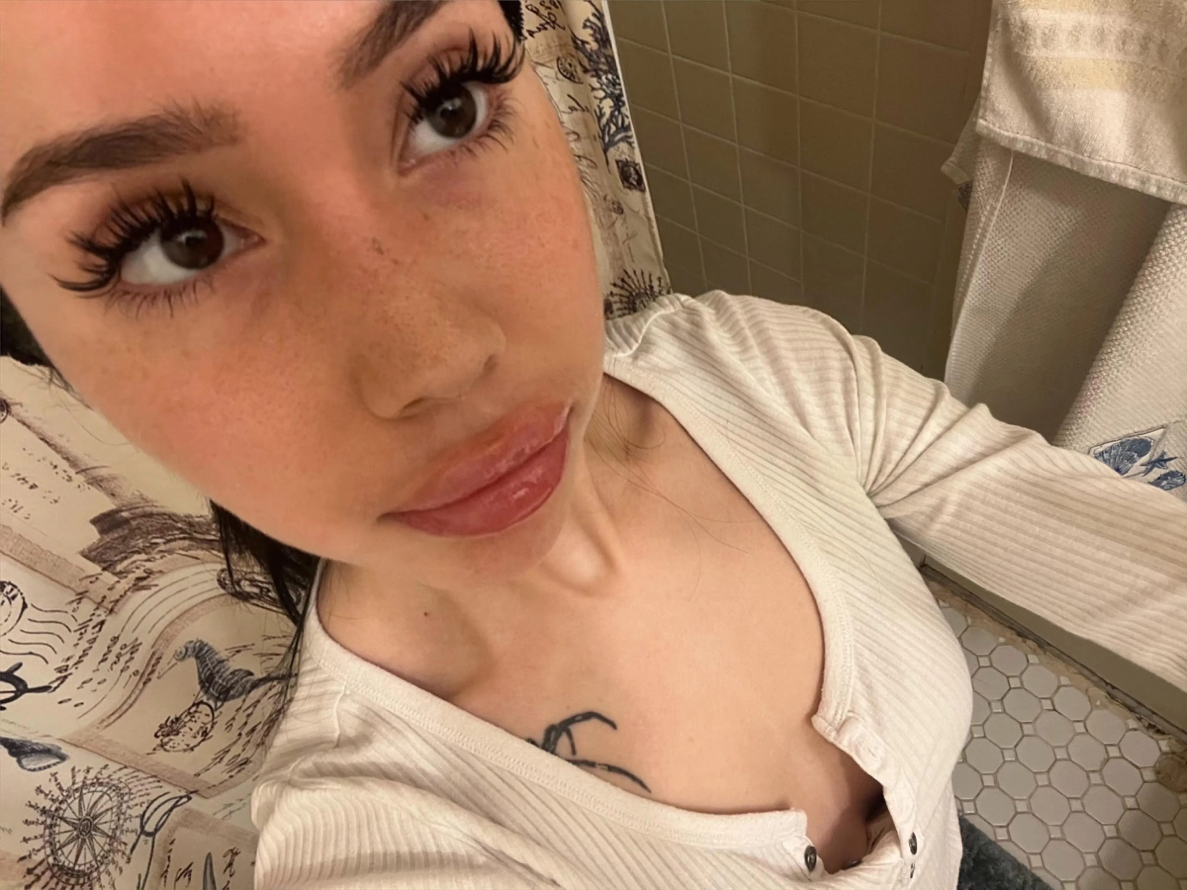 no makeup so u can see my freckles!