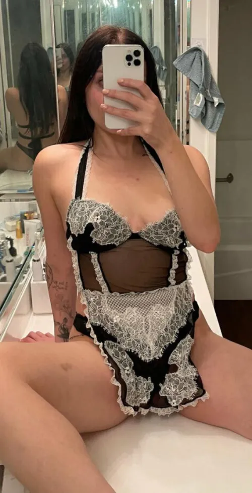 Find me sitting on your counter taking sexy pics when I’m supposed to be cleaning 🙈 whoops