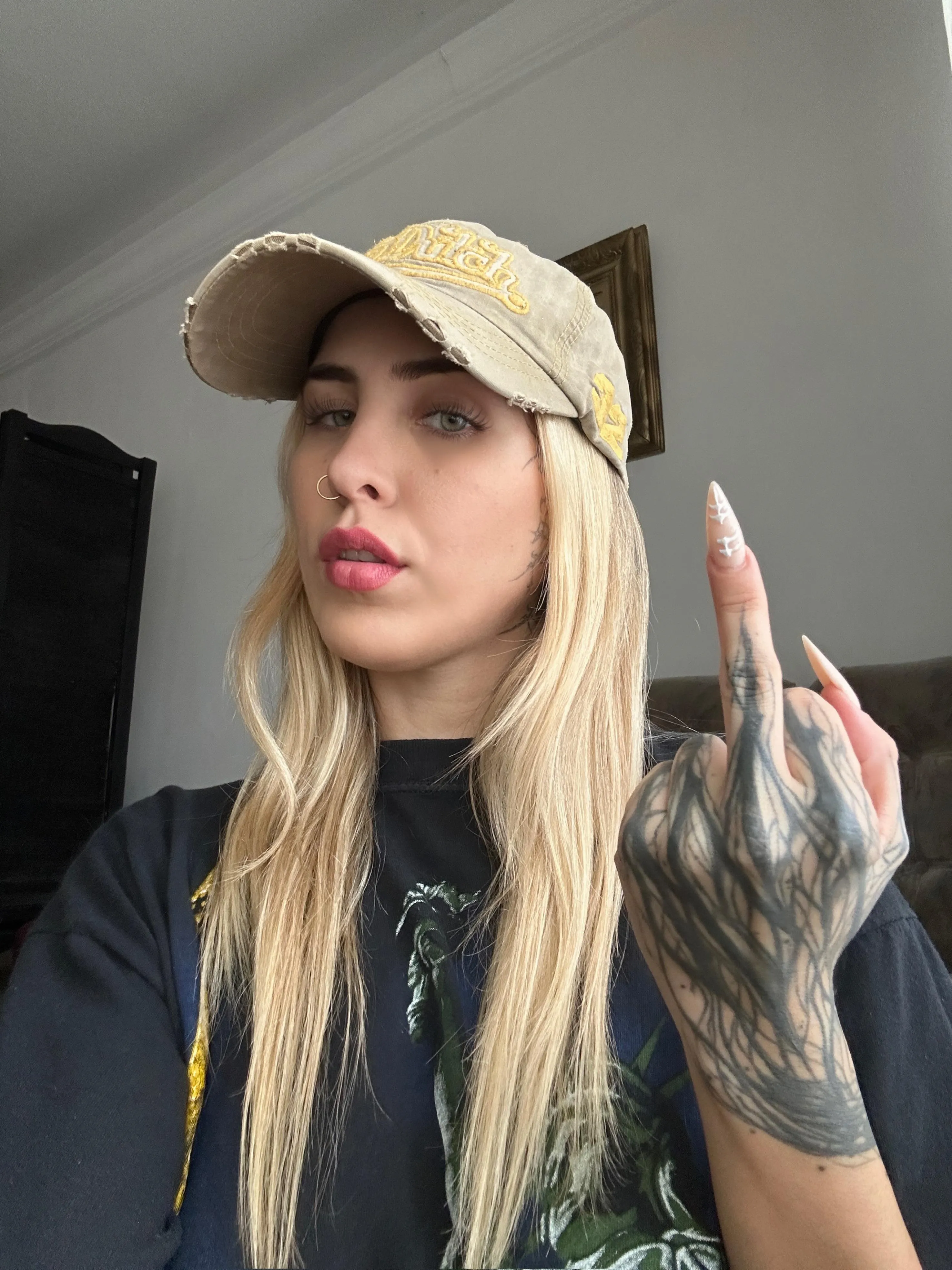 You never seen a middle finger like this.