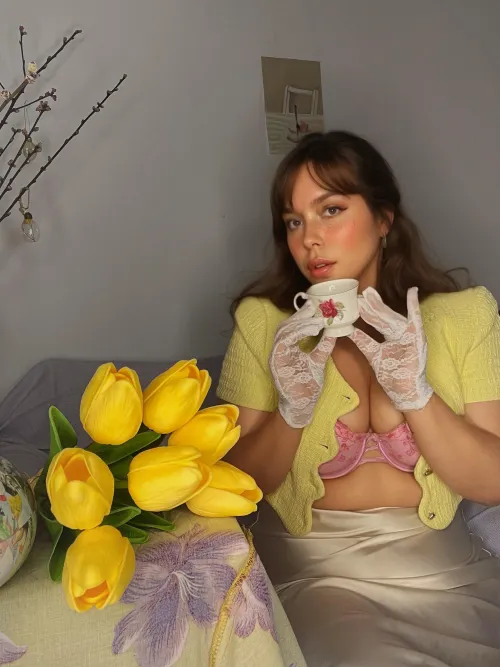 Afternoon tea is the perfect outing for a tradwife, don’t you agree? 💖