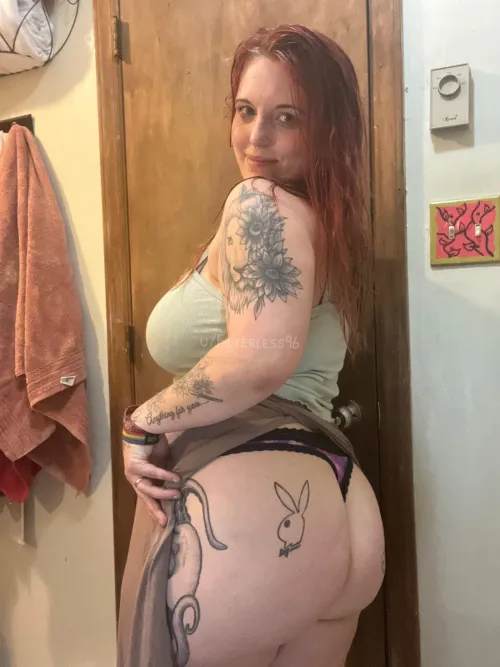 Just pretty with a big booty (;