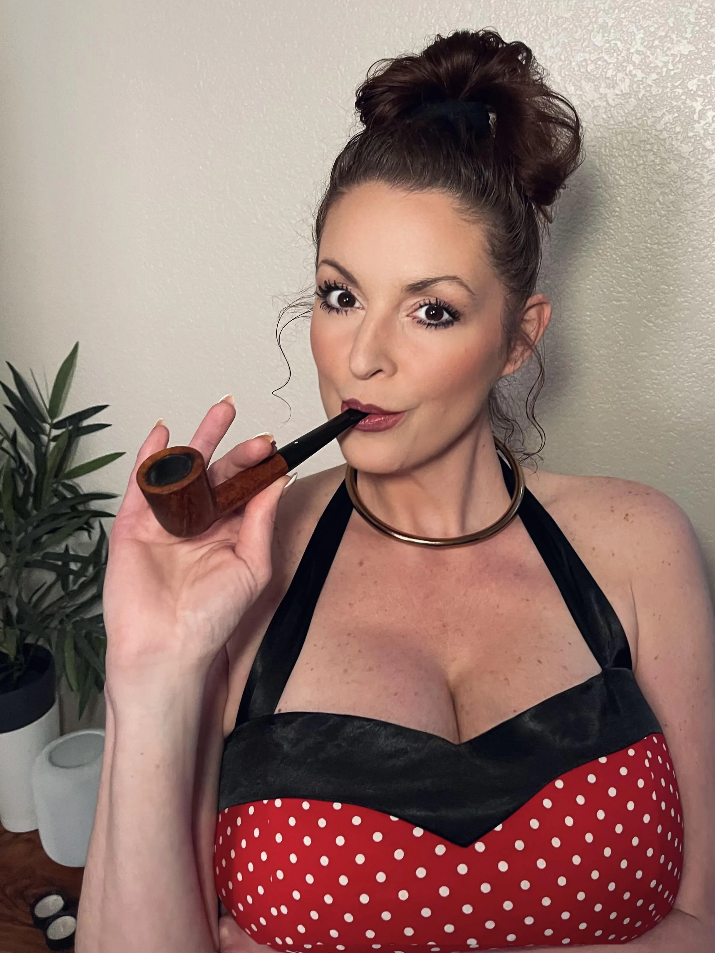 Trad wife pipe smoker