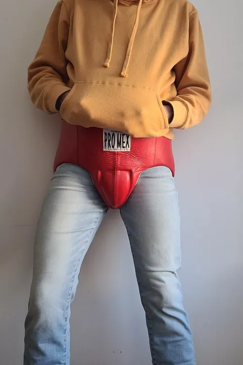 A boxing cup with jeans looks cool. I almost want to go out like that.