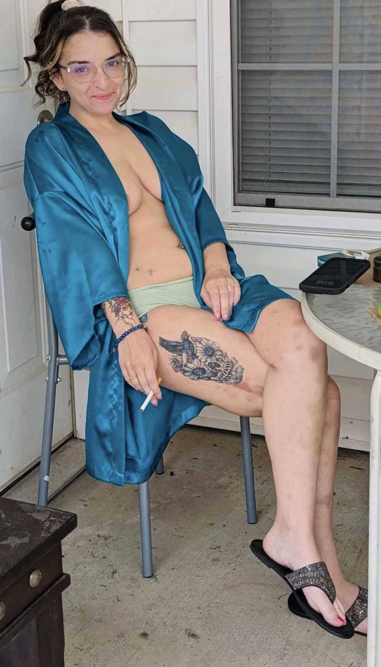 Love the first cig of the day right out of bed!!😏😍 DMs open for content, custom & video chat requests 😈🔥 ONLY FANS $10