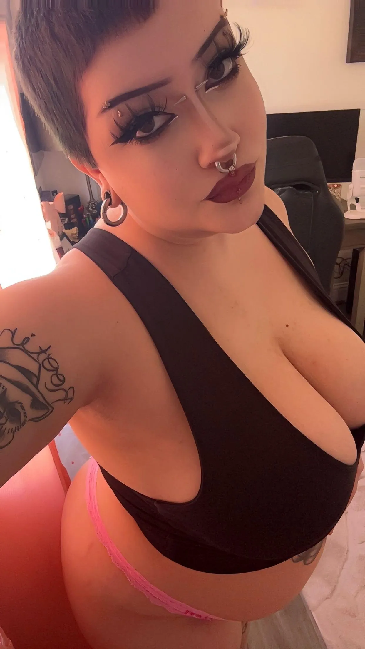 Pretty, alt and curvy. 😘😘