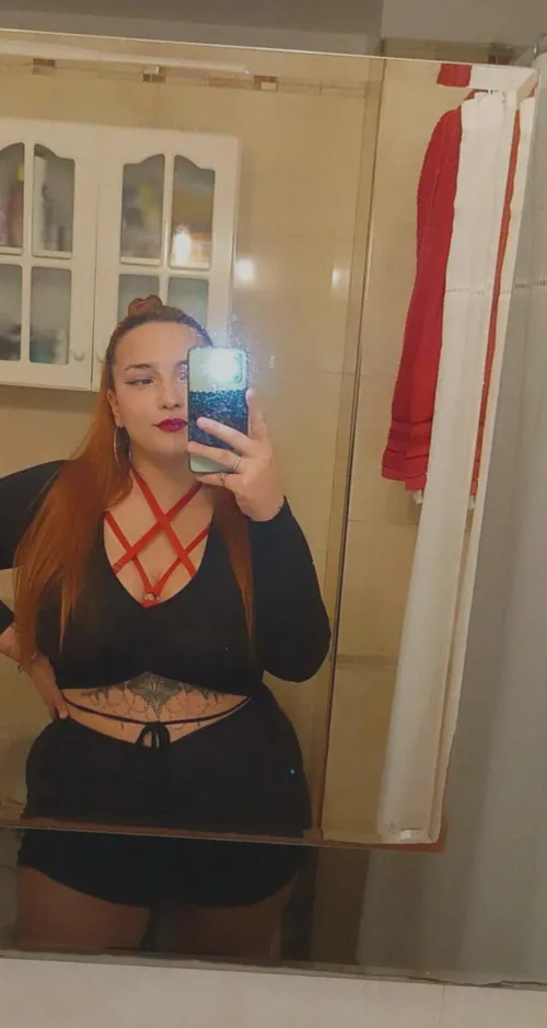 A thick woman that wants to be admired