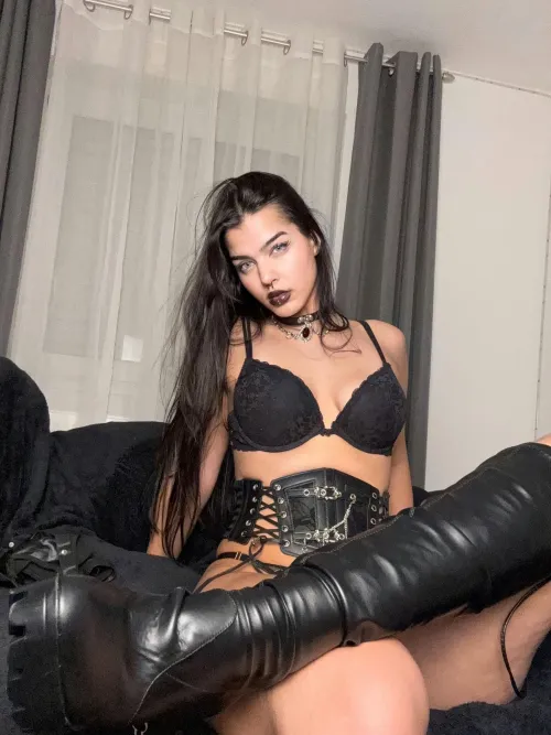 Do u like my new boots, be completely honest ?🖤