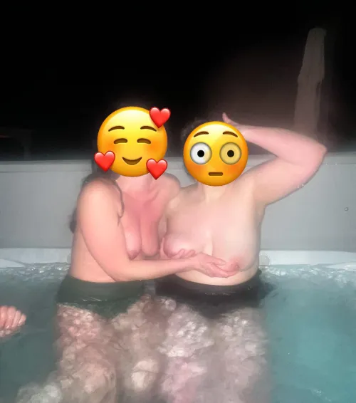 MrsPeach and her friend love the hot tub 🍑