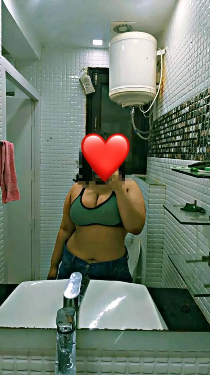 Could you help me unzip my sports bra after the gym? We can have a post-workout sesh 🤭💦