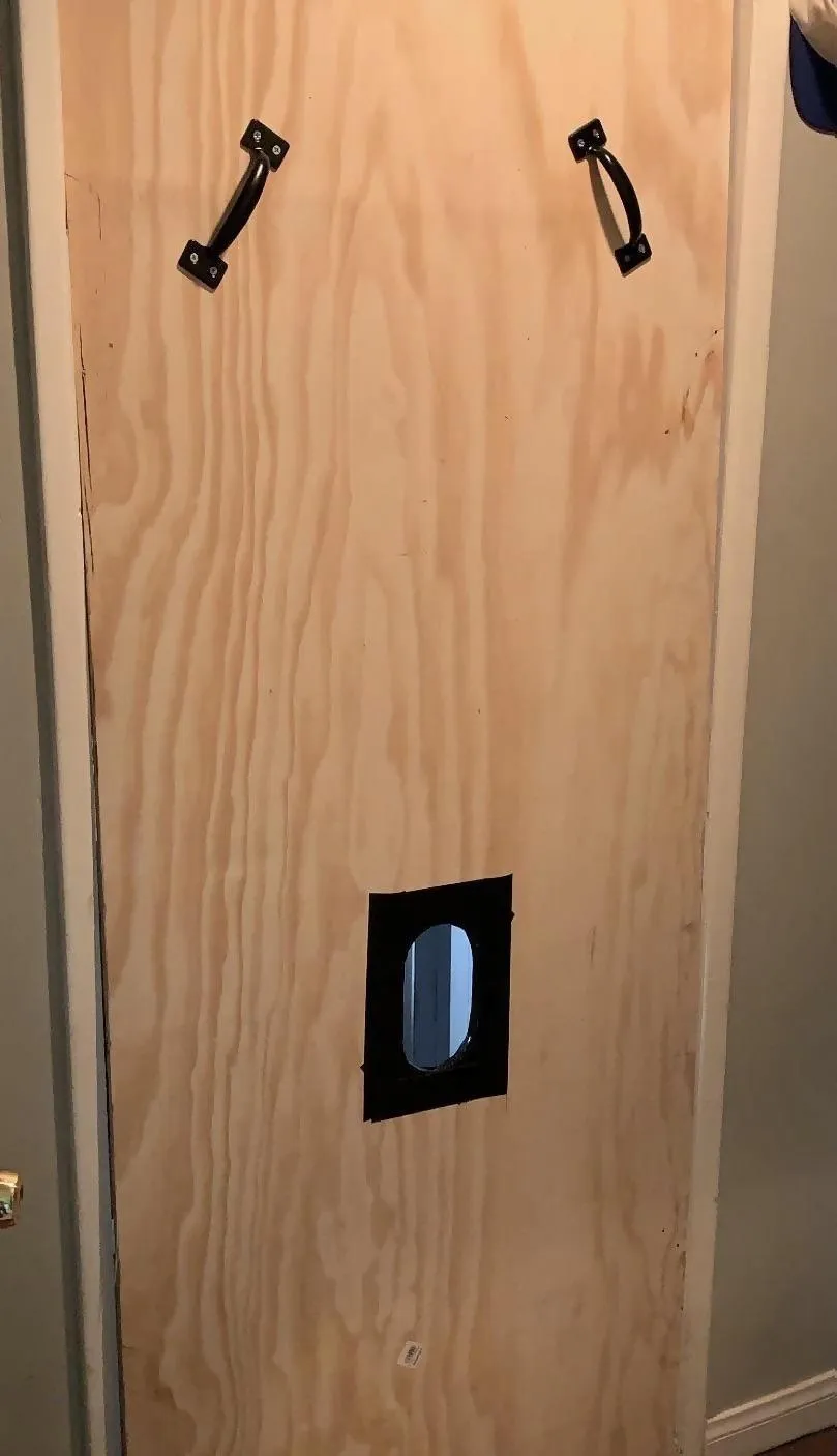 GLORYHOLE (Free, Safe & Discreet) 4 HUNG men IN or NEAR KENDALL. DM me