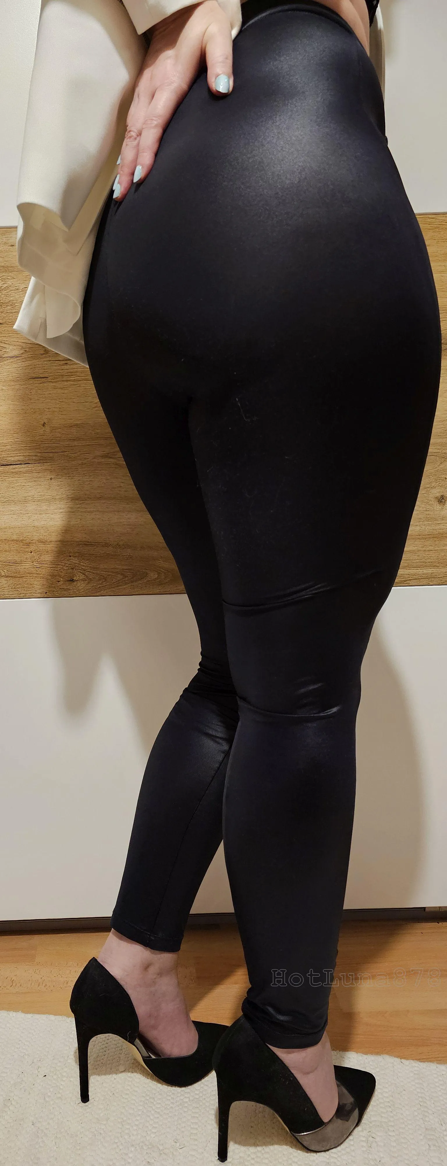 Würde dich das in der Arbeit ablenken als deine Arbeitskollegin ?