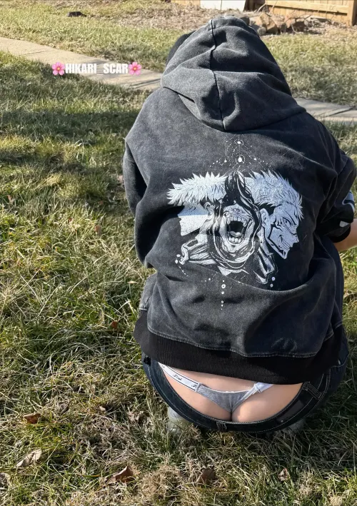 Thick pink thong straps making an appearance