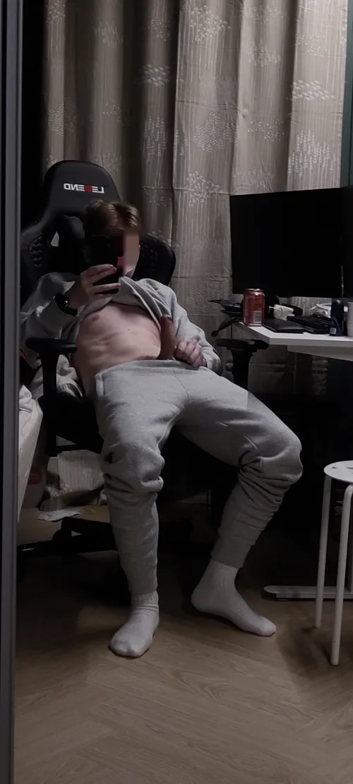 Would you suck me while i game?😈🍆