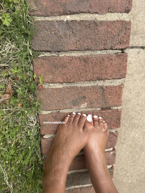 Seducing you with these pretty feet😏