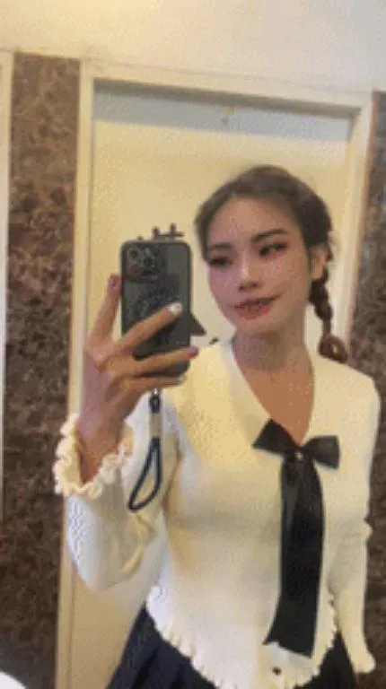 Would you smooch a Shemale?