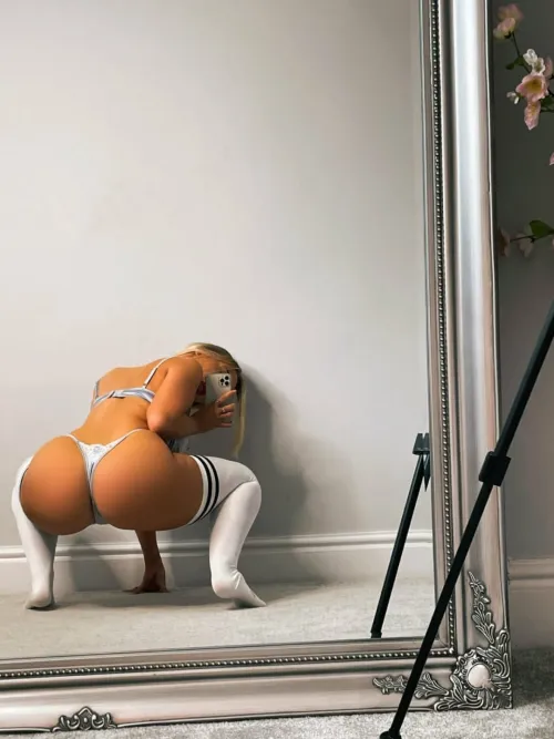 A hot spider ready for fun