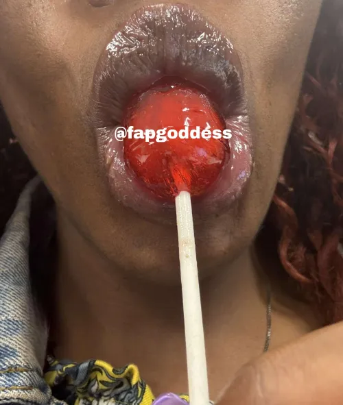 I need more lipgloss for pics like this 👄💄💋