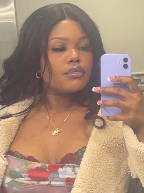 The shape of my Glossy lips 👄