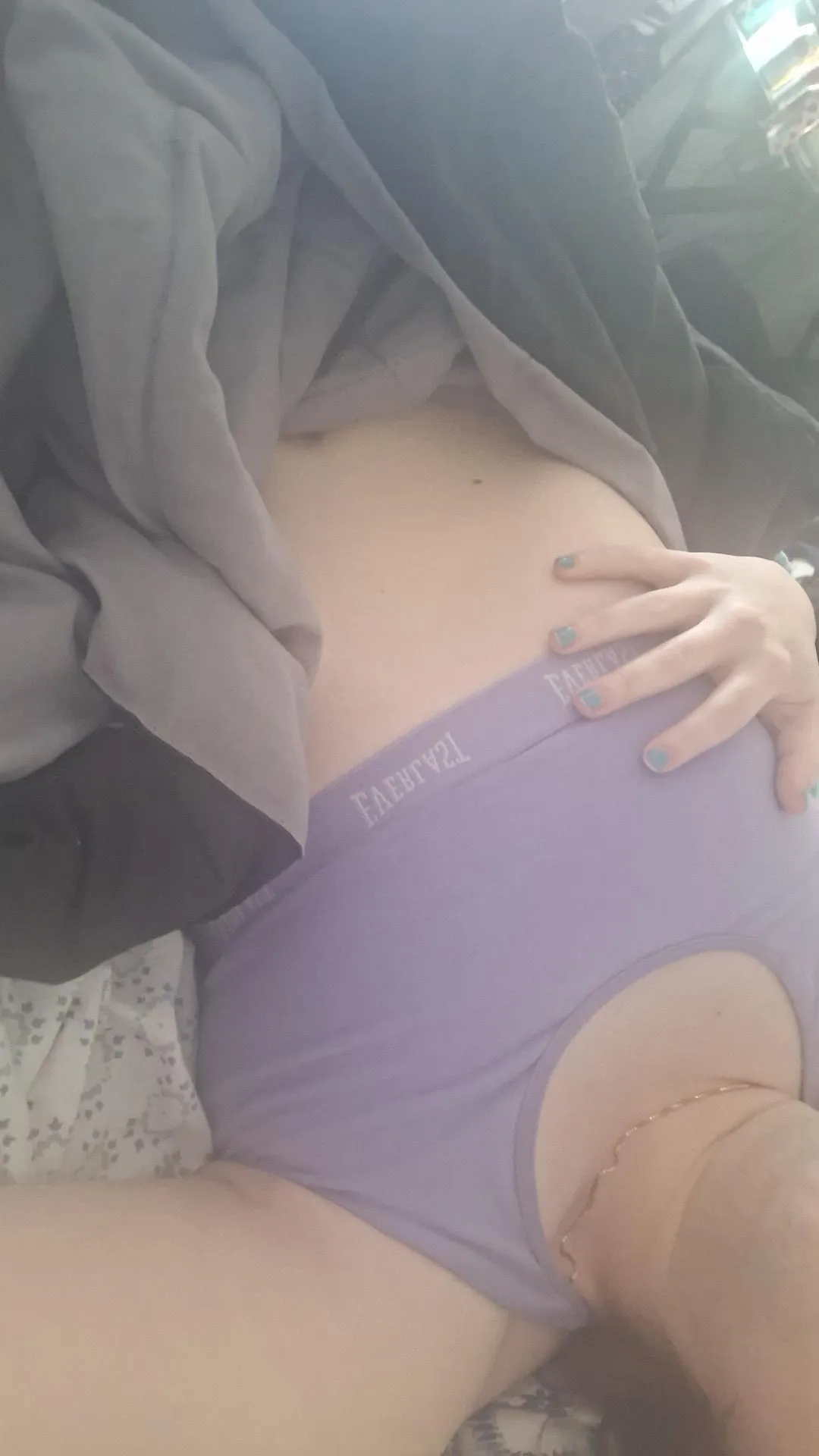 Windsor sissy 25 in need of older man to berate me while inside me 😇