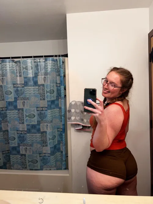 Just a quick booty selfie in shorts bc I'm naughty