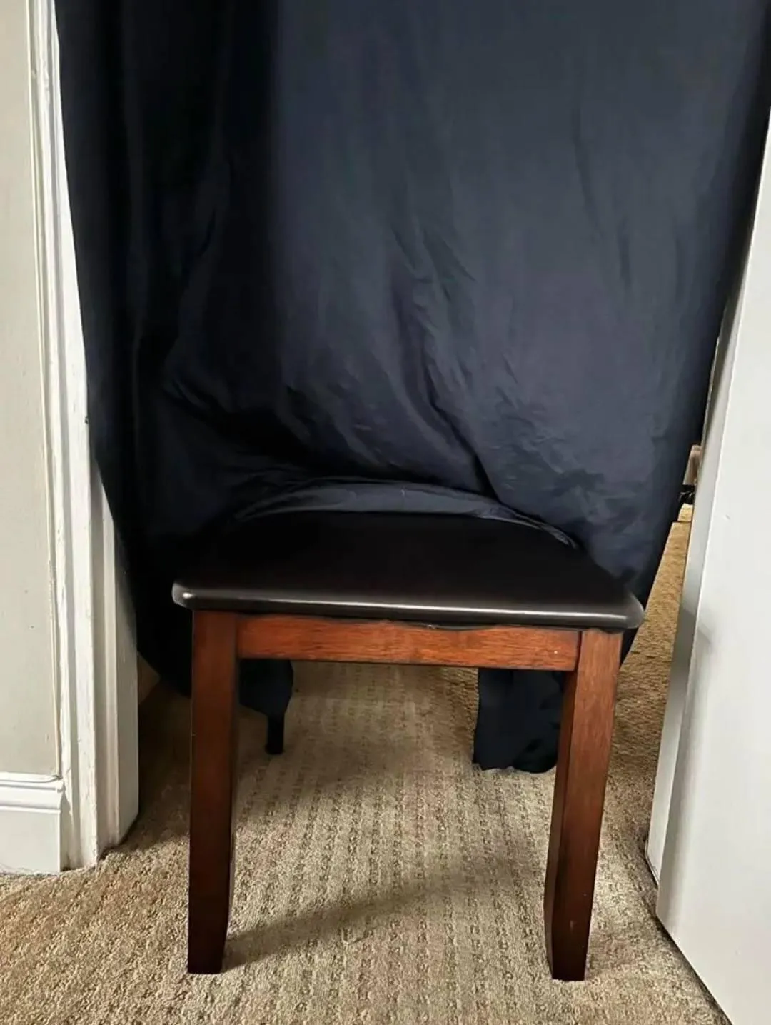 L.A. private seated gloryhole for horny hung clean men.