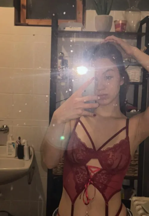 F20 Looking for dick to suck tonight kinda bored right now