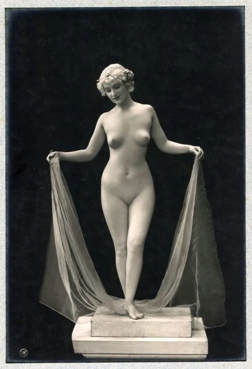 Olga Desmond | Berlin, c.1909 | ph. Otto Skowraneck