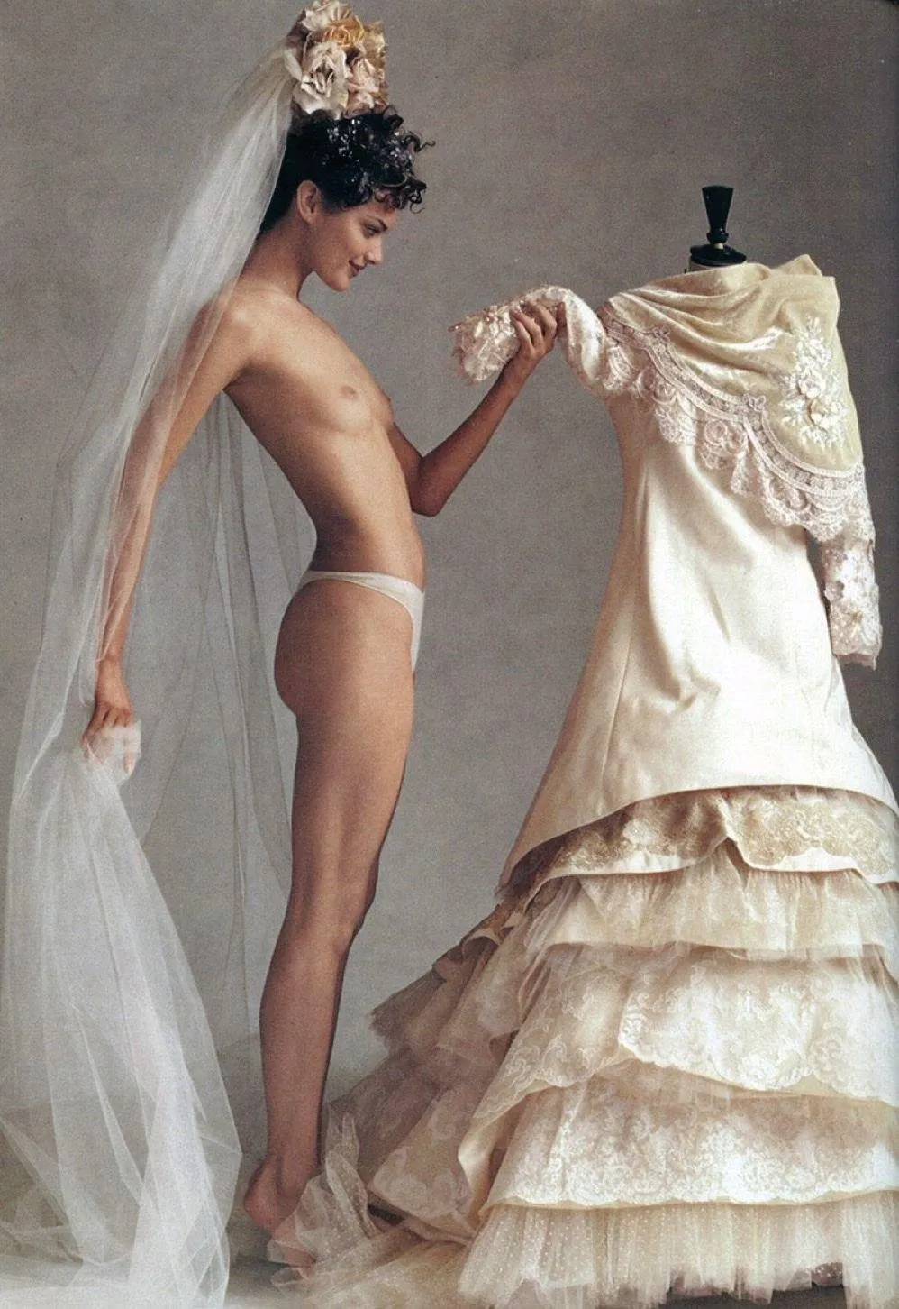 Shalom Harlow | Vogue US December 1995 | ph. Irving Penn