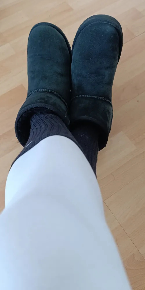 Black fuzzy uggs🥰